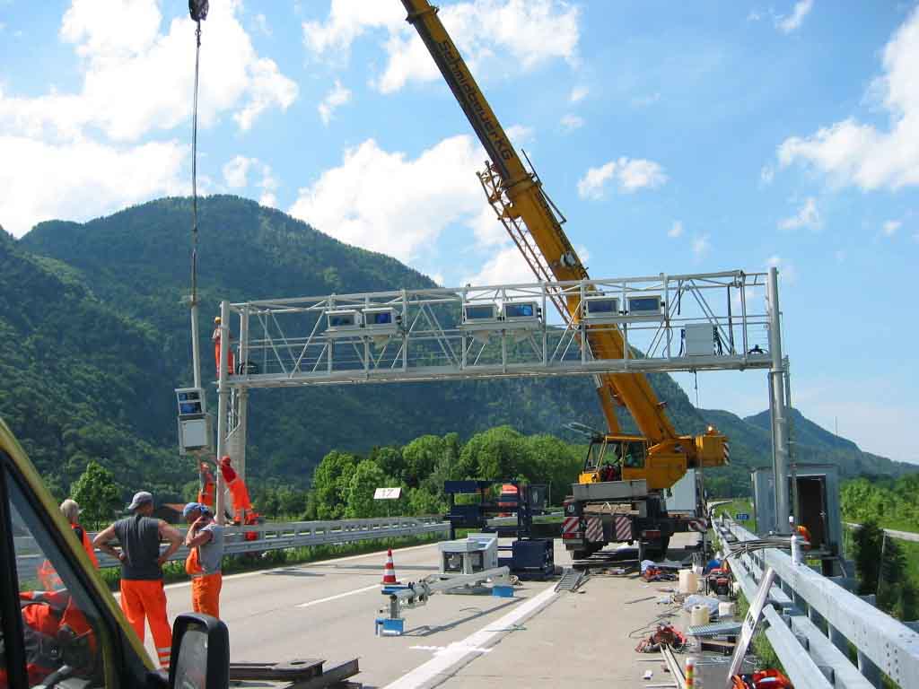 Montage einer Kontrollbrücke für die LKW-Maut