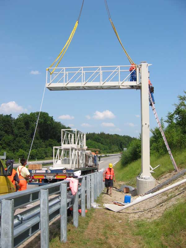 Montage einer Kontrollbrücke für die LKW-Maut Sigeko